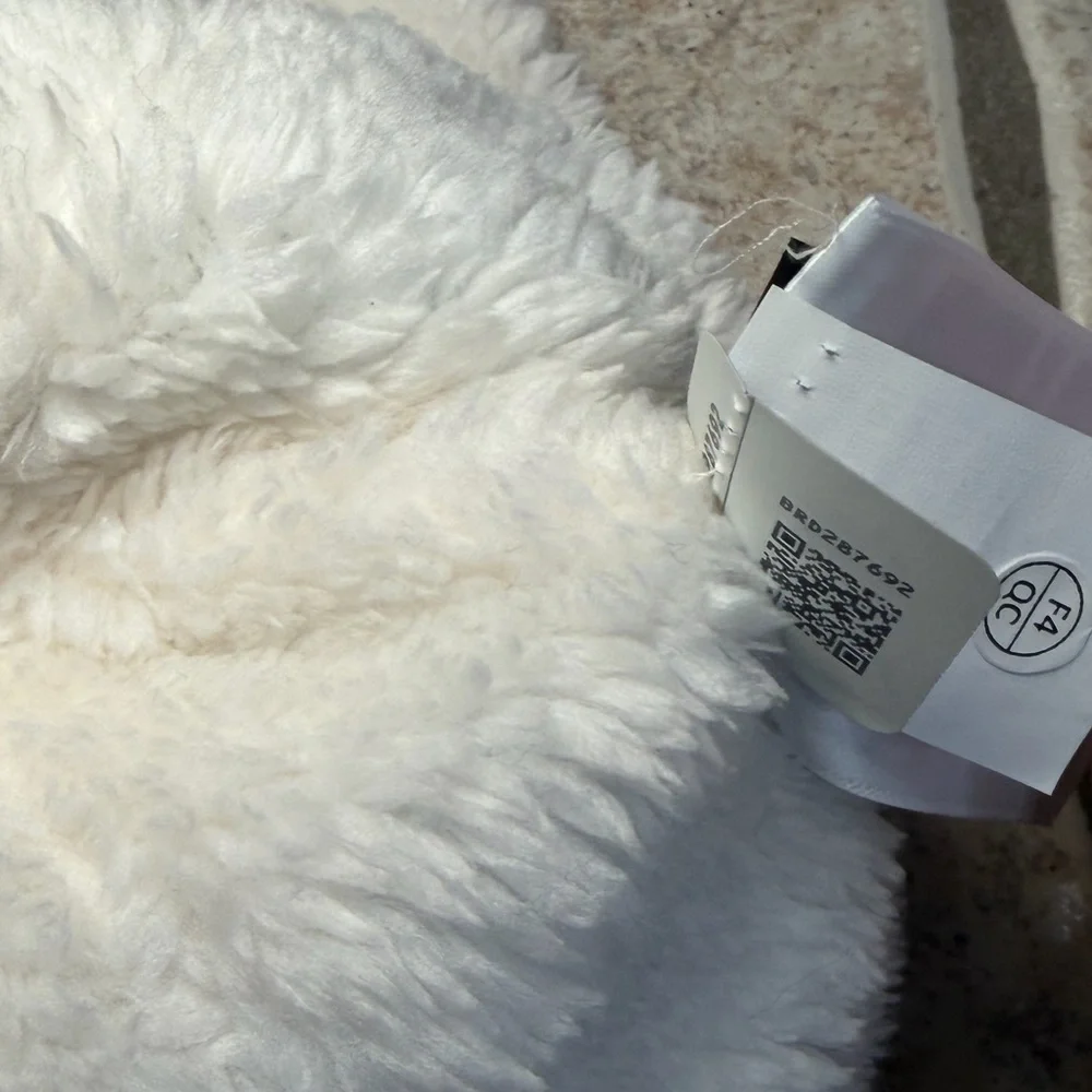 The North Face kids winter Pom Pom hat, infant 0-6 months